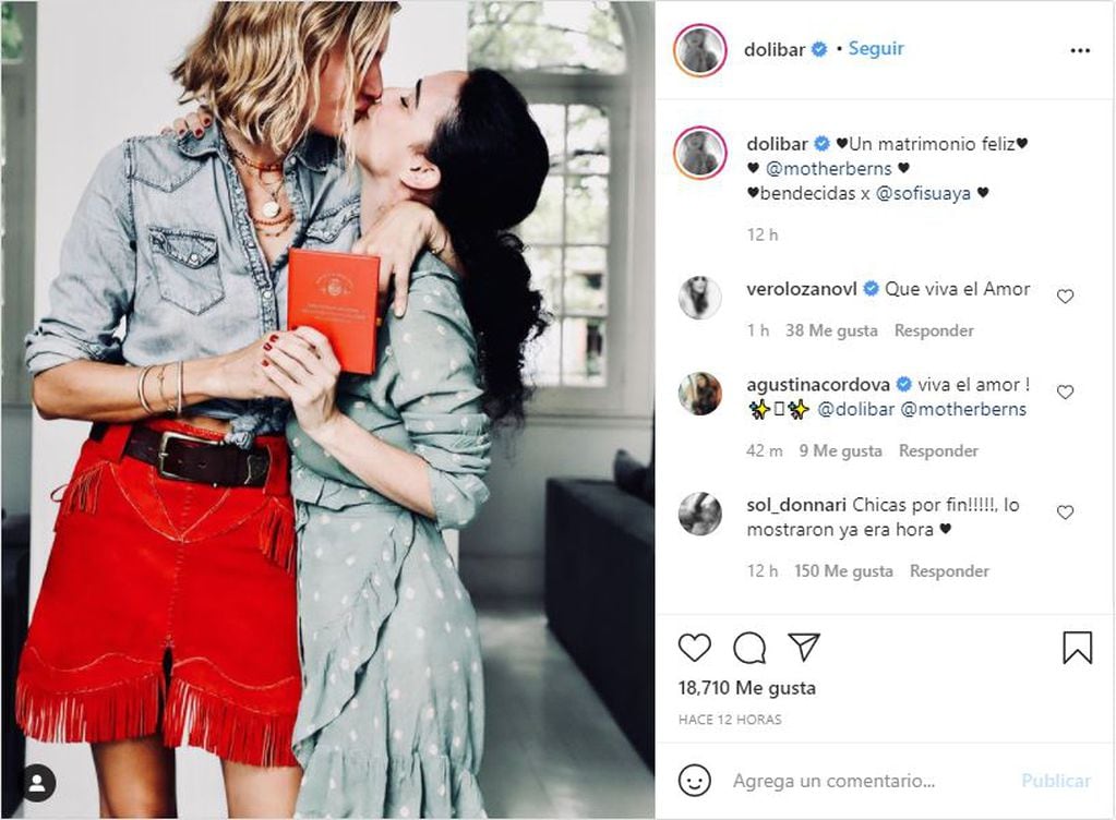 El beso de Dolores Barreiro con una mujer en Instagram (captura web).