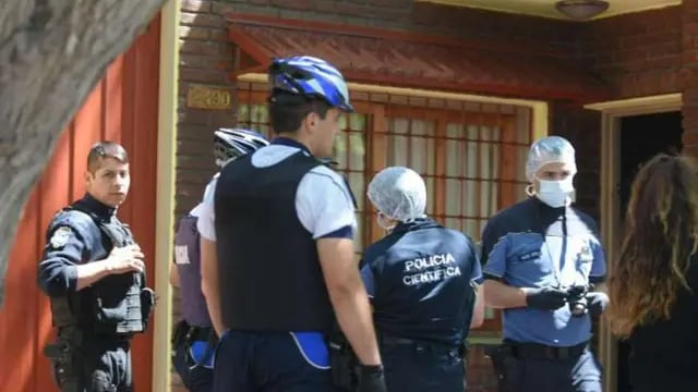 Efectivos de Policía Científica trabajaron en la vivienda donde ingresaron los cuatro asaltantes encapuchados. Claudio Gutiérrez / Los Andes
