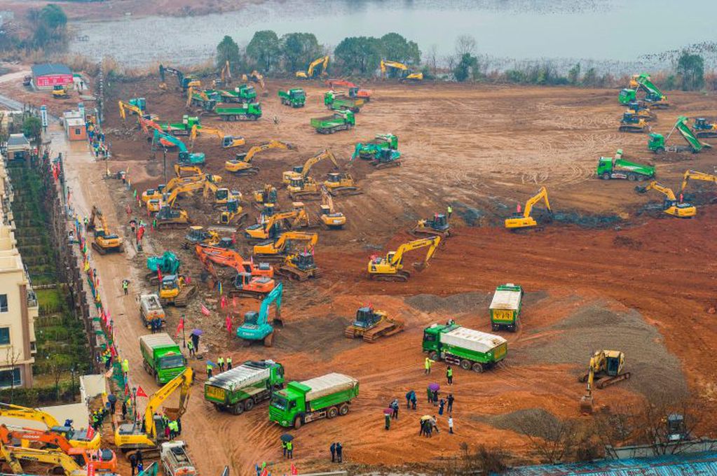 Excavadoras trabajan en el terreno donde comenzará la construcción (AFP)