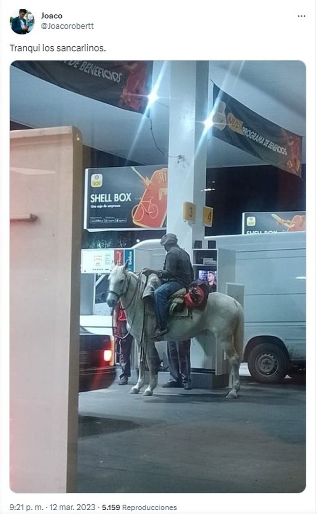 Hombre a caballo en una estación de servicio en San Carlos, Mendoza.