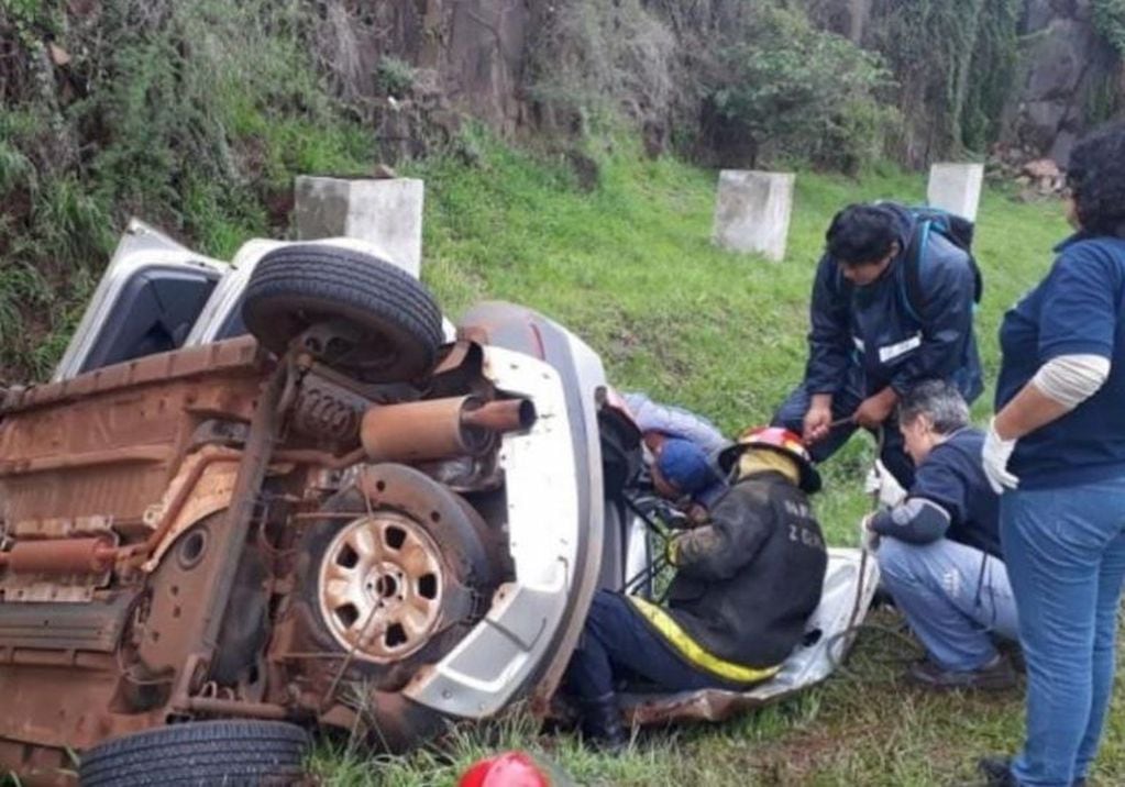 Una camioneta cayó al vacío en la Cascada de la Costanera. (Foto: El Territorio)