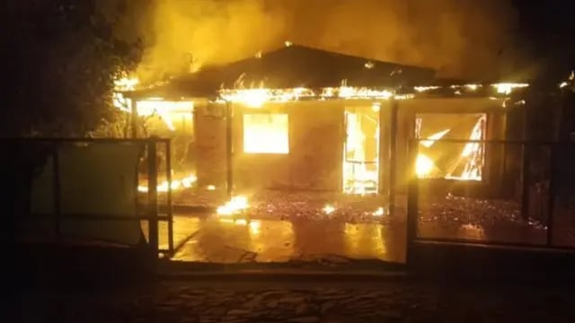 Una casa se redujo a cenizas tras un incendio en Hipólito Yrigoyen
