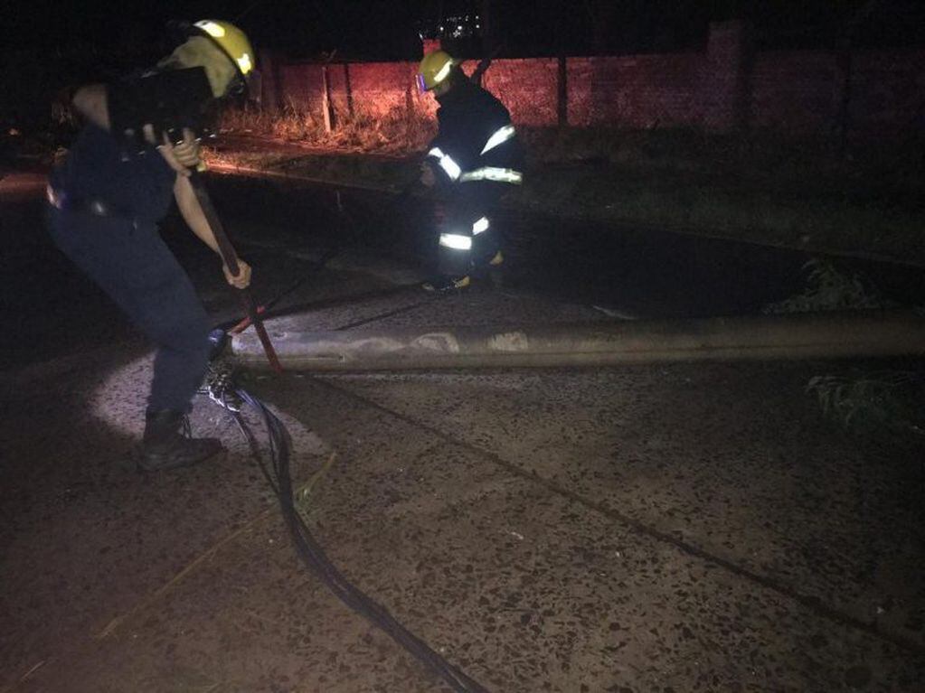 Los Bomberos de la Provincia del Chaco trabajaron en la quita de los postes de luz de la vía pública durante el temporal.