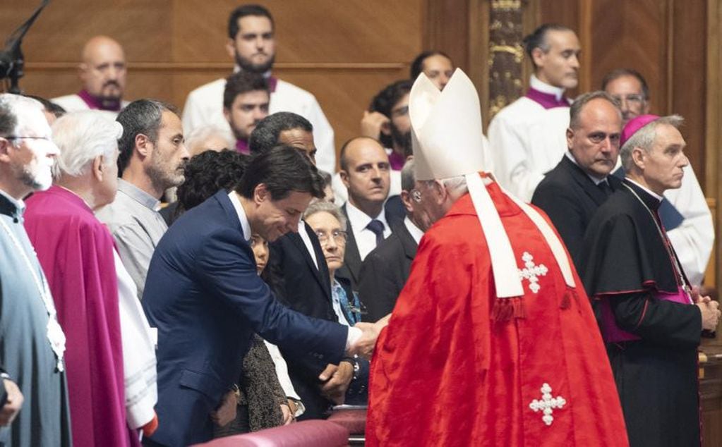 Vatican City (Vatican City State (holy See)), 30/08/2019.- Italy's designated Prime Minister, Giuseppe Conte (C-L), shakes hands with Cardinal Giovanni Battista Re in Saint Peter's Basilica on occasion of the funeral Mass of Cardinal Achille Silvestrini, the Vatican, 30 August 2019. (Italia) EFE/EPA/CLAUDIO PERI