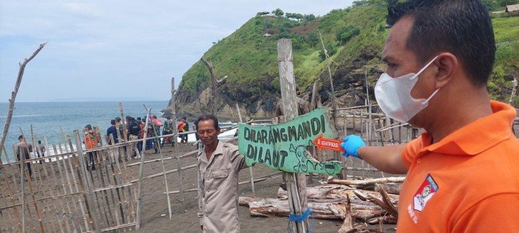 En las playas de Indonesia, uno de los carteles que advierte sobre no meterse al mar por la fuerza y altura de las olas