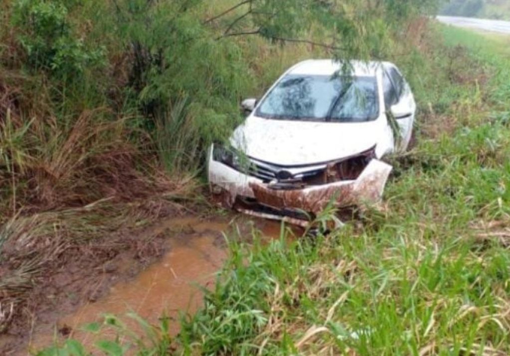 Accidente vial en San Vicente: un automovilista despistó por un espejo de agua.