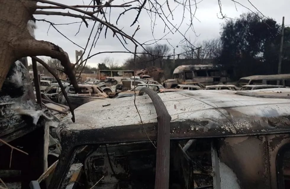 El incendio afectó a unos 40 vehículos en un depósito municipal.