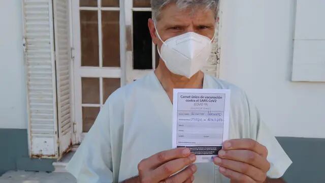 Dr. Norberto Williner, de terapia intensiva del Hospital "Dr. Jaime Ferré" de Rafaela, con el certificado de vacunación