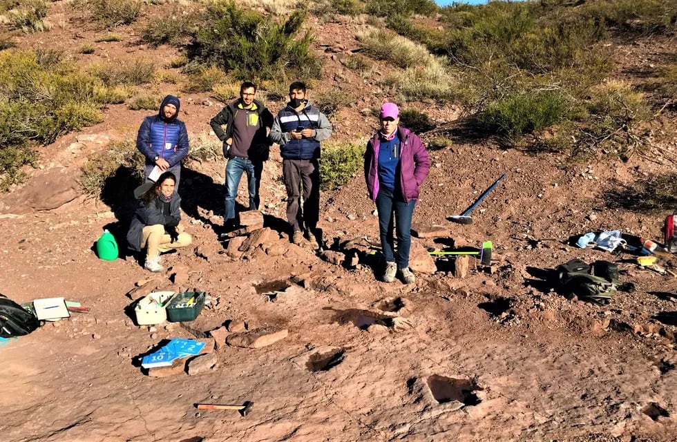 Dan a conocer un yacimiento con huellas de dinosaurios en Neuquén. (Twitter: @prensaunco)