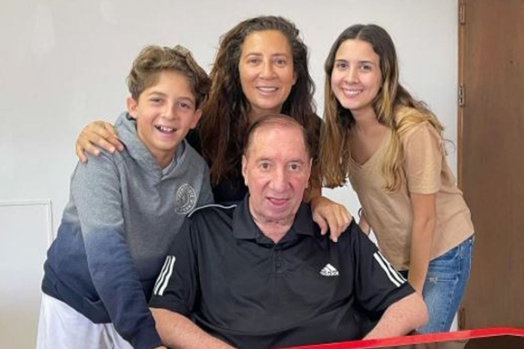 Carlos Bilardo junto a su familia mientras pasa sus días en un geriátrico Gentileza.