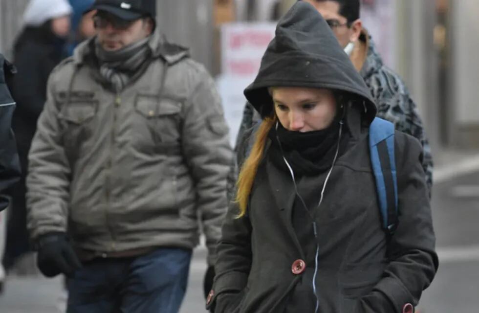 Se espera un día mayormente nublado y frío con descenso de la temperatura, lluvias y lloviznas.