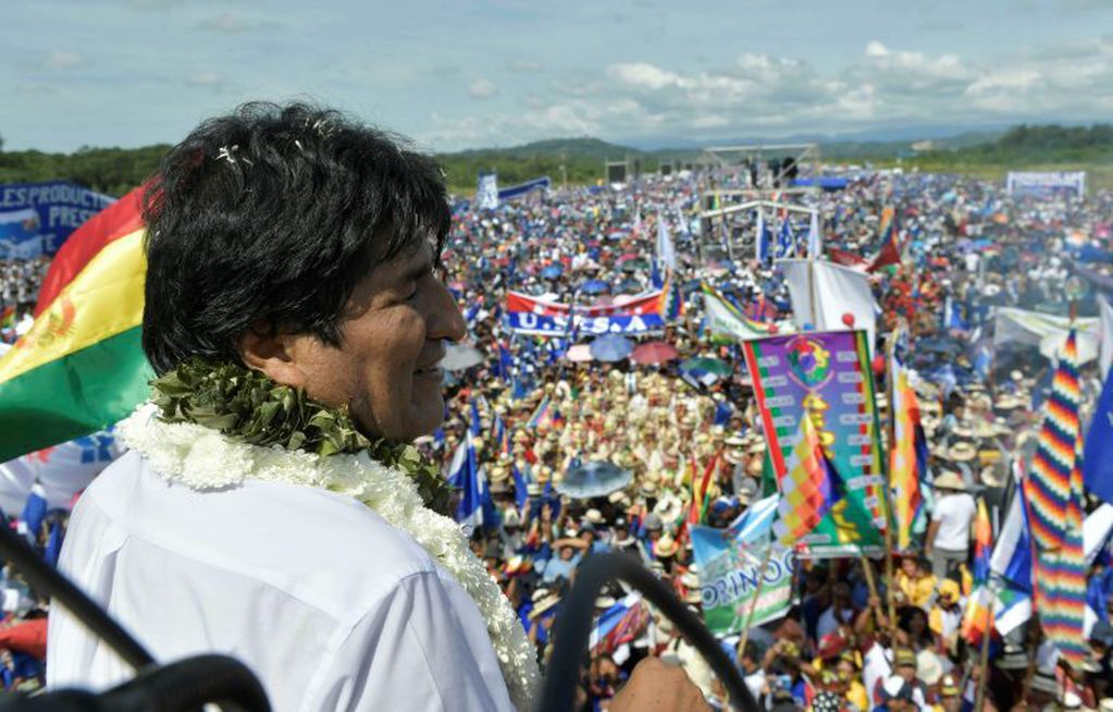 Evo Morales, quien se postula para la reelección con el partido Movimiento hacia el Socialismo, MAS, habla durante el mitin de apertura de la campaña, en la pista del aeropuerto de Chimore. Morales se postula para un cuarto período. (Freddy Zarco/ Agencia de Información Boliviana, via AP)