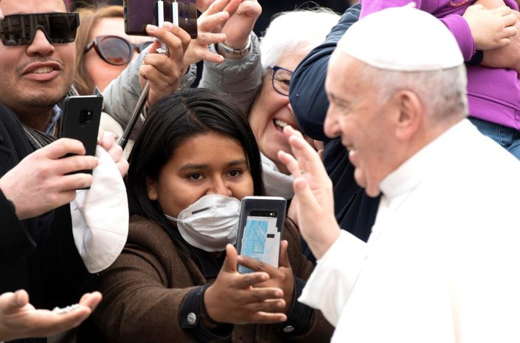 El papa saluda a fieles, muchos de ellos protegidos con barbijos tras el brote de coronavirus en Italia (EFE/EPA/MAURIZIO BRAMBATTI)