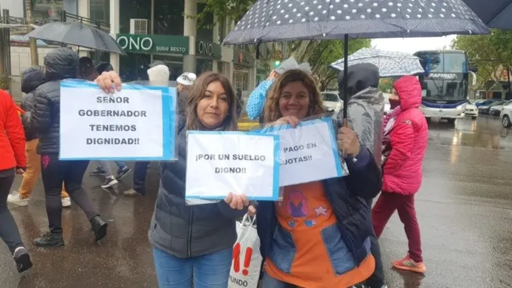 Los docentes autoconvocados marcharon bajo la lluvia en San Juan.