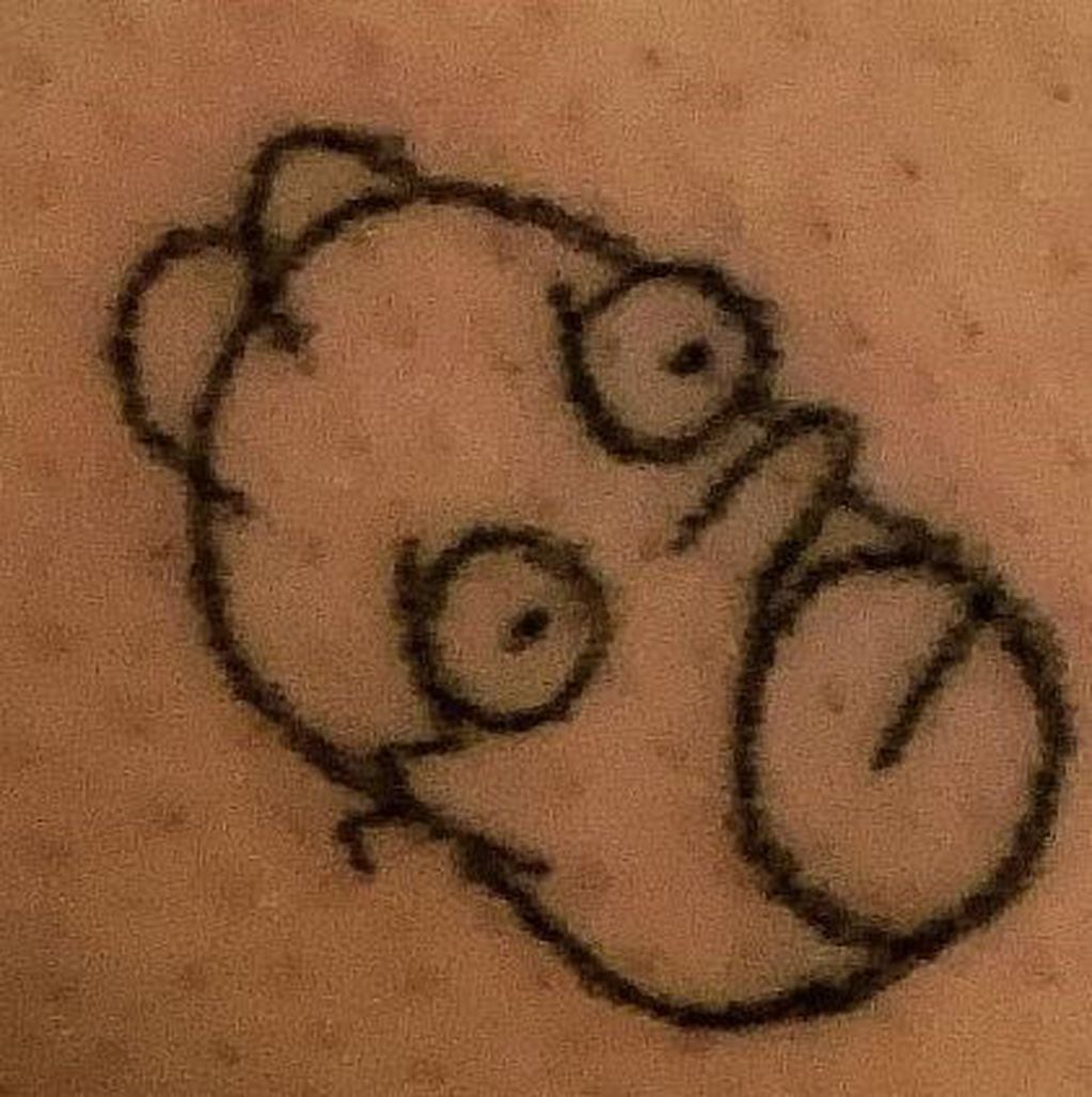Mujer aburrida en cuarentena se hizo un tatuaje de Homero Simpson