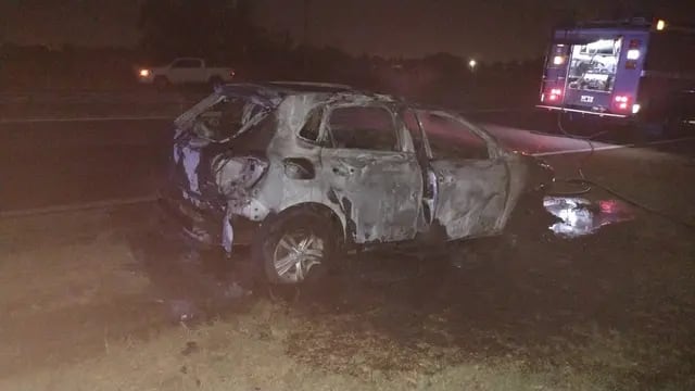 Un auto fue consumido por las llamas en el Acceso Norte de Paraná