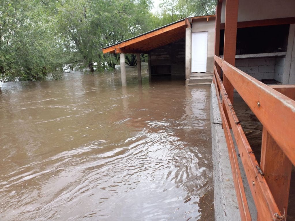 El agua superó los niveles habituales y provocó la evacuación de familias.