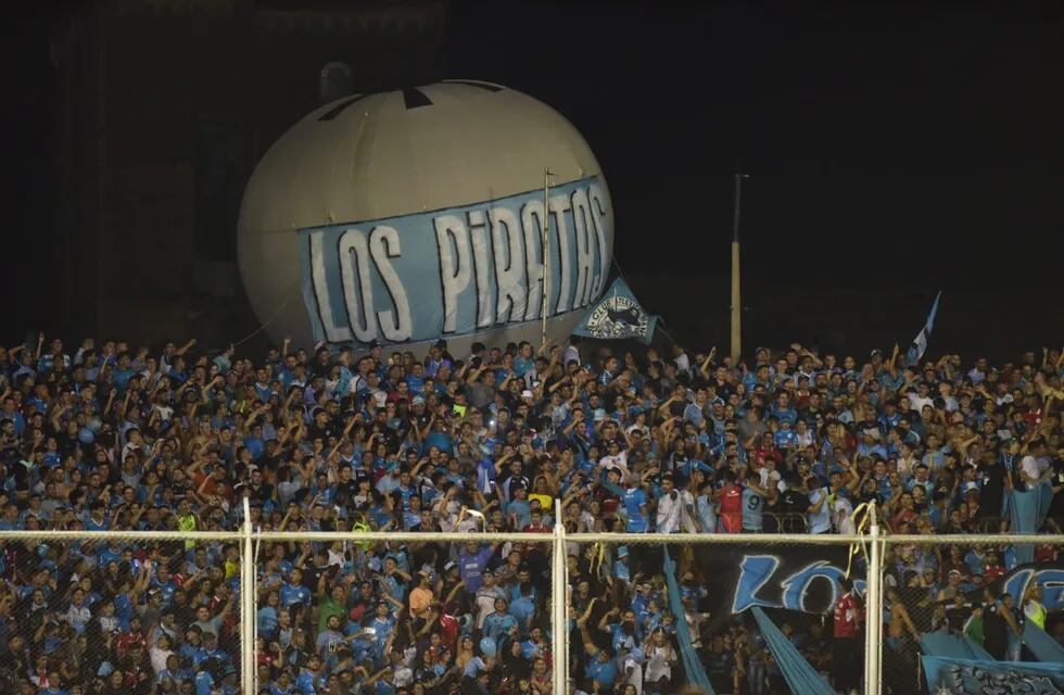La hinchada de Belgrano, un show a estadio repleto (Facundo Luque / La Voz).