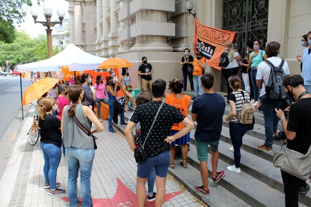 Profesionales de la salud nucleados en Siprus protestan frente a la sede del Gobierno de Santa Fe en Rosario. (Siprus)