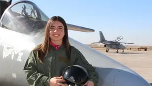 La reina de la Vendimia 2023, Ana Laura Verde, vestida de piloto y con un Pampa.