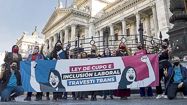 Organizaciones que vienen luchando por el cupo travesti y trans celebraban ayer frente al Congreso el tratamiento del proyecto. (Télam)