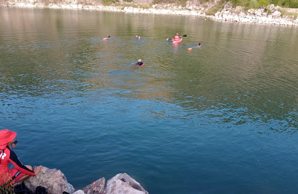 Buscan a un joven desaparecido en la Laguna Azul de La Calera, en Córdoba.