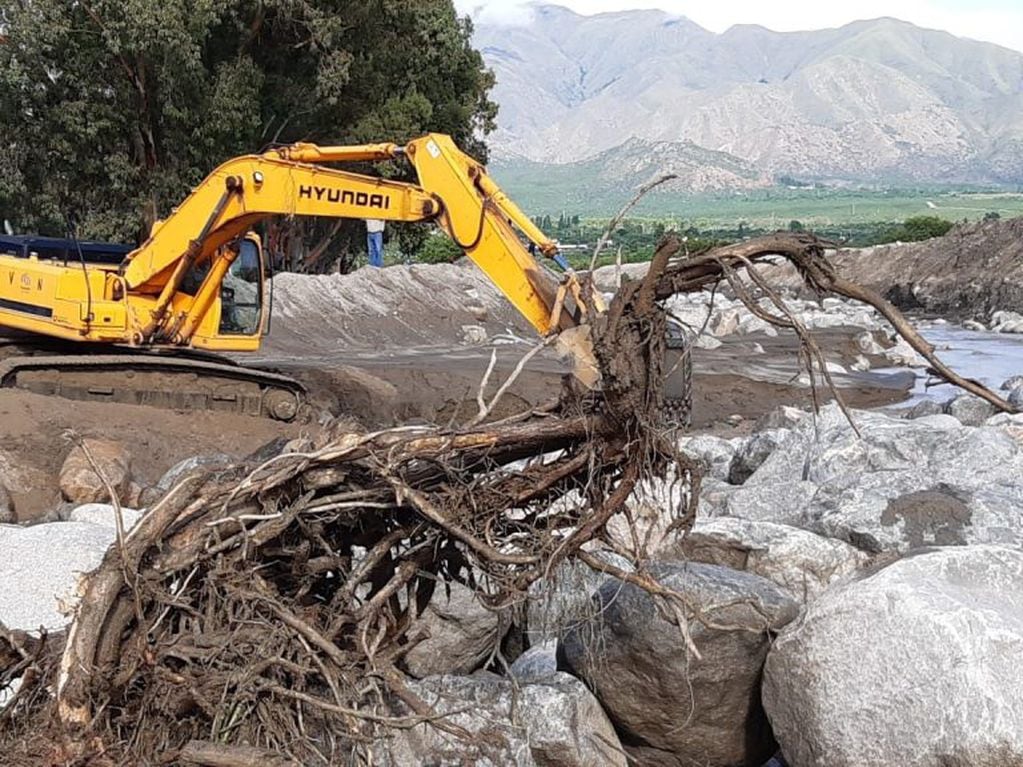 Asisten a familias afectadas por la crecida del río Chuscha en Cafayate