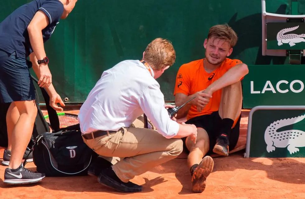 Belgium's David Goffin (R) reacts after falling during his tennis match against Argentina's Horacio Zeballos at the Roland Garros 2017 French Open on June 2, 2017 in Paris.  / AFP PHOTO / Franu00e7ois-Xavier MARIT