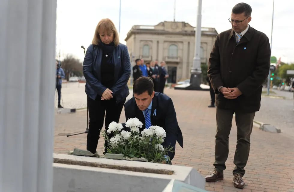 Entrega de una ofrenda floral al busto de Manuel Belgrano