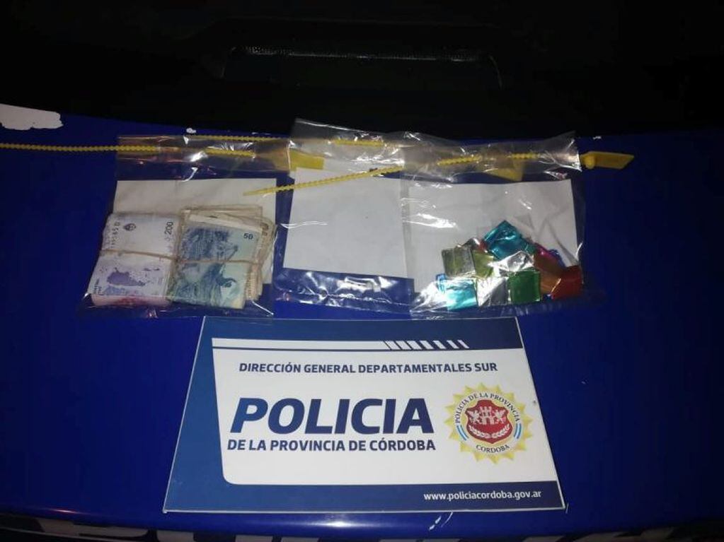 Elementos secuestrados por la Policía de Alta Gracia, luego de detener a cinco personas mayores de edad que poseían cocaína y anfetamina.
