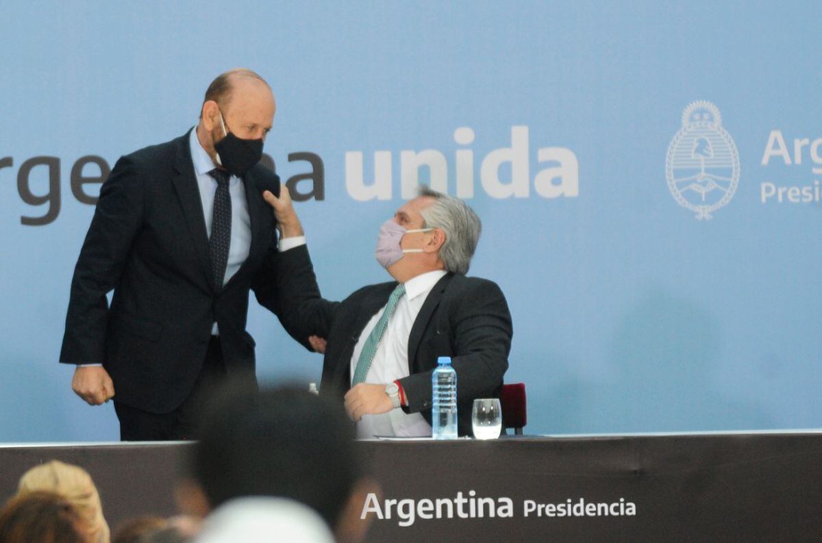 Gildo Insfrán, gobernador de Formosa, saluda al presidente Alberto Fernández durante la firma de un acuerdo contra la violencia de género. (Clarín)