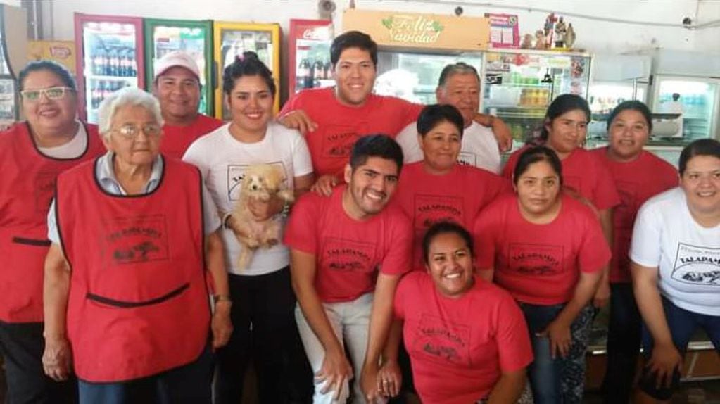 Lía Rojo junto a su familia en la fábrica de Alfajores Artesanales.