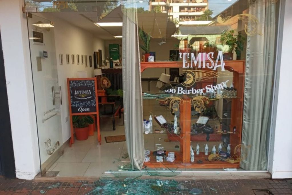 Rompieron la vidriera de un local en Puerto Rico y sustrajeron varios objetos.