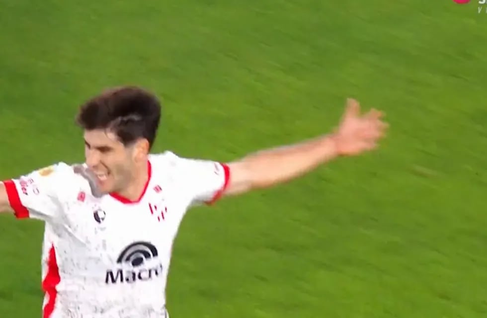 Gregorio Rodríguez festeja su gol, el tercero de Instituto ante Huracán