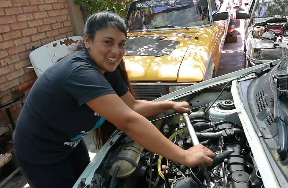 Florencia Rojas, una joven mujer que encontró su verdadera pasión arreglando motores junto a su marido. Fuente Los Andes