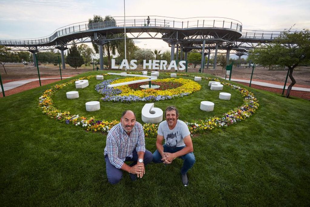 Los responsables de la empresa que diseño el Reloj, Daniel Perez y Gonzalo Frigerio. Foto: Municipio de Las Heras.