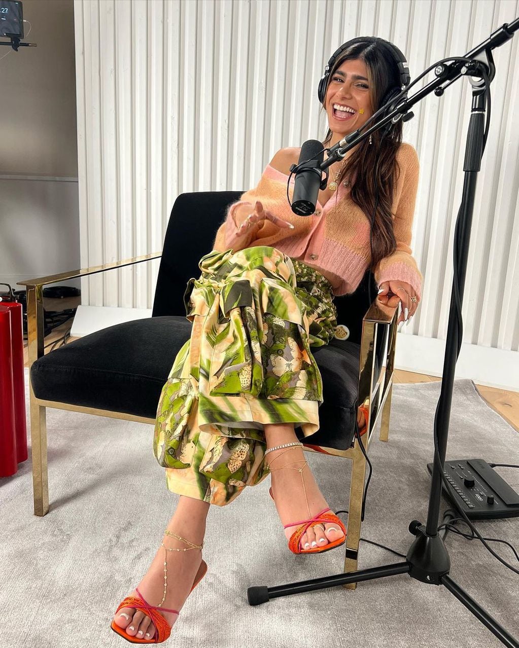 Mia Khalifa sexy y sencilla para grabar el podcast