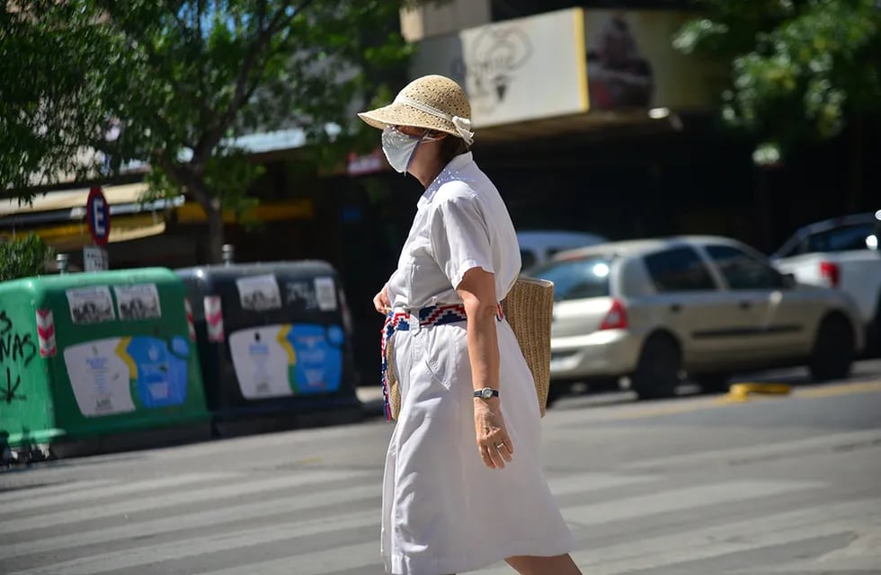 Cordoba el 03 de February de 2022 en foco vida cotidiana calor una señora con sombrero en dean funes y general paz  Foto: Pedro Castillo