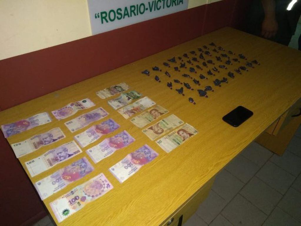 El acusado llevaba 50 dosis de cocaína, dinero en efectivo y un celular. (@minseg)
