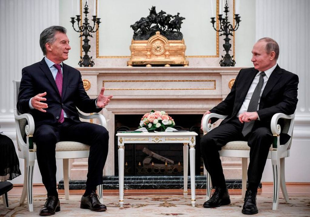Russian President Vladimir Putin (R) meets with his Argentina’s counterpart Mauricio Macri at the Kremlin in Moscow on January 23, 2018. / AFP PHOTO / POOL / Alexander NEMENOV