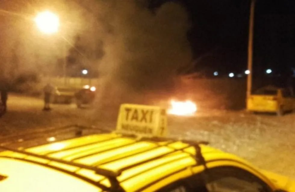 Taxistas neuquinos cortan la ruta para exigir seguridad. Foto: Juan Carlos Díaz.