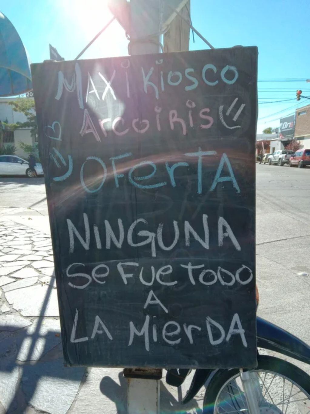 El cartel está en la puerta del kiosco ubicado sobre las calles España y Moreno en Trelew.