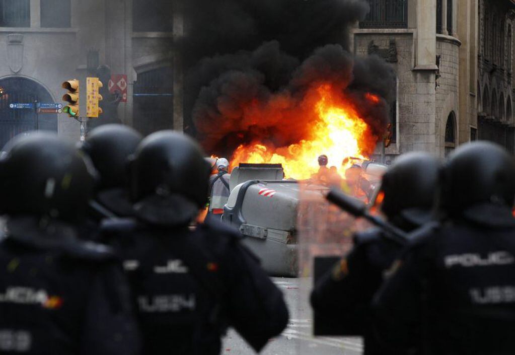 Agentes antidisturbios durante las protestas que se están produciendo ante la comisaria de la Policía Nacional de Via Laietana. (EFE)
