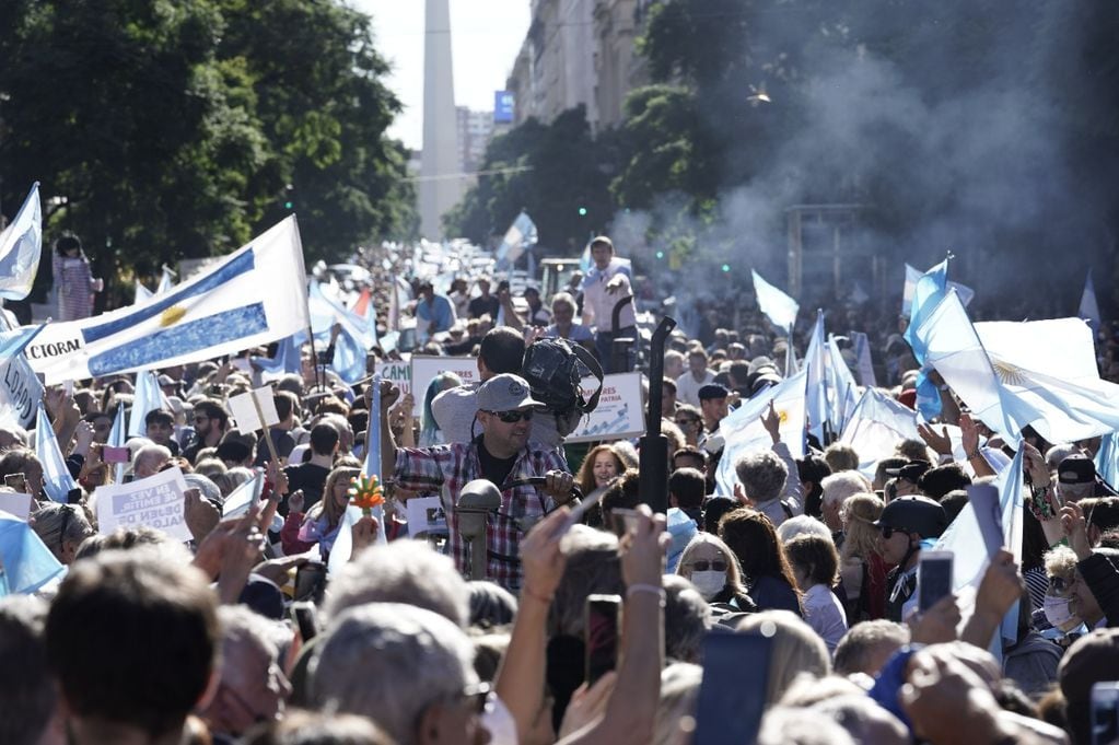 Decenas de agricultores llevaron este sábado unos treinta tractores hasta la Plaza de Mayo, en protesta contra la política económica del Gobierno de Alberto Fernández. (Federico López Claro)