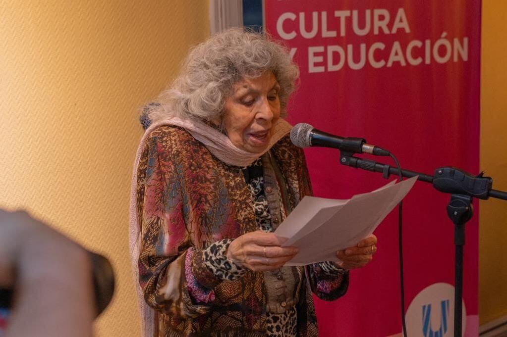 Ushuaia: el Municipio y la Biblioteca Sarmiento realizaron un Café Literario por el “Día de la Poesía Fueguina”