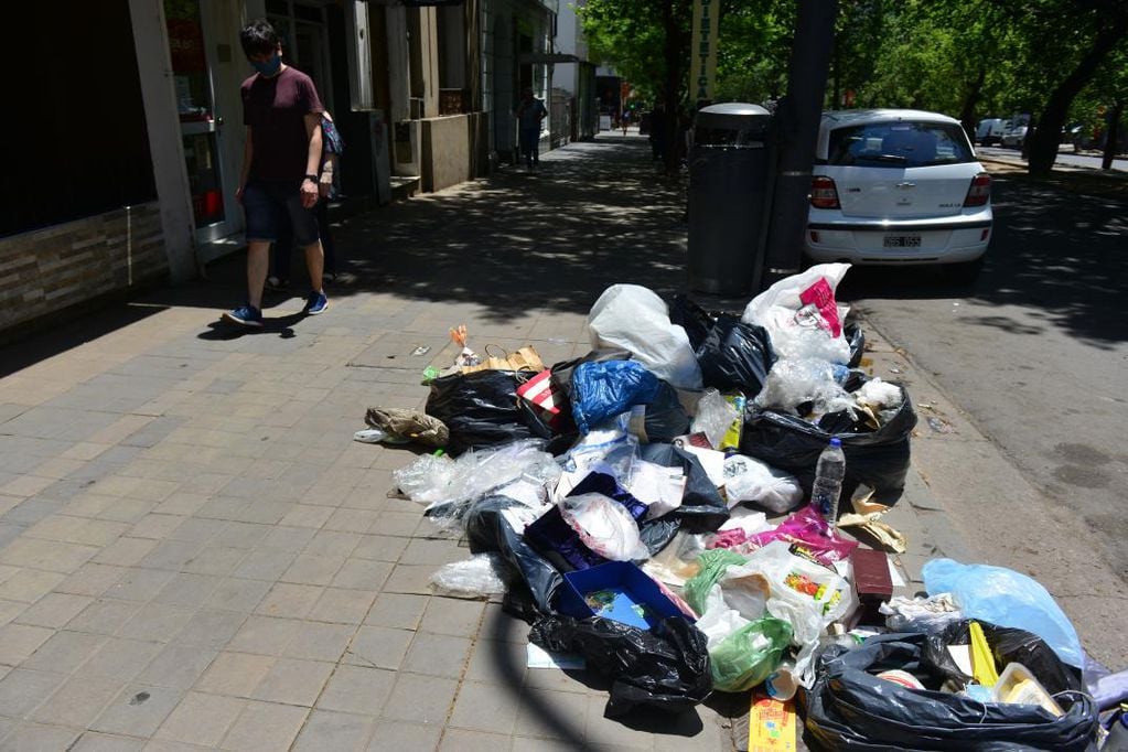 Las calles de Córdoba se colmaron de basura tras el fin de semana largo (José Hernández)