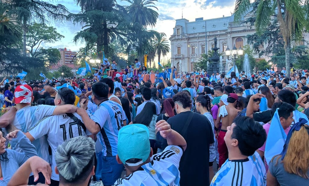 Colmada de hinchas y simpatizantes de la Selección argentina, la plaza Belgrano fue el corazón de los festejos este martes en San Salvador de Jujuy.
