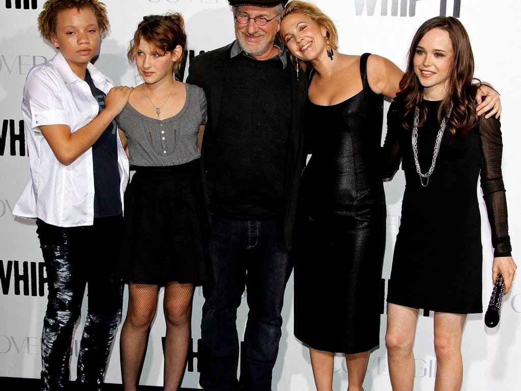 Steven Spielberg junto a sus hijas.