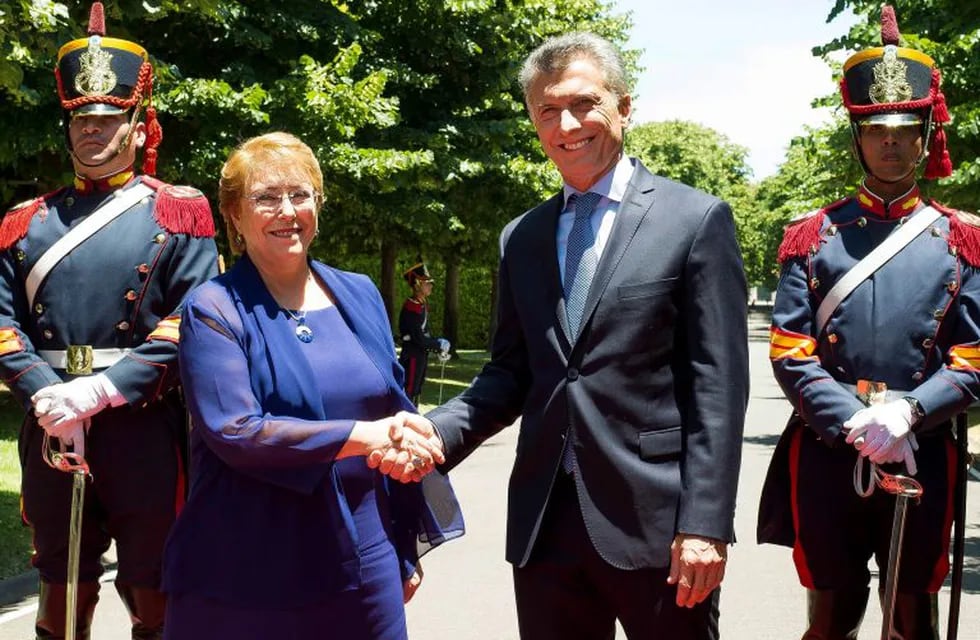 Mauricio Macri en una reunión bilateral en la Quinta de Olivos con la presidenta chilena Michelle Bachelet rnDYN05, BUENOS AIRES 16/12/2016, EL PRESIDENTE MAURICIO MACRI, MANTUVO, EN LA QUINTA DE OLIVOS, UNA REUNIu00d3N BILATERAL CON LA PRESIDENTE DE CHILE, MICHELLE BACHELET. FOTO: DYN/PRESIDENCIA. buenos aires mauricio macri MICHELLE BACHELET visita oficial de la presidenta chile reunion bilateral entre ambos paises presidente argentino chilena