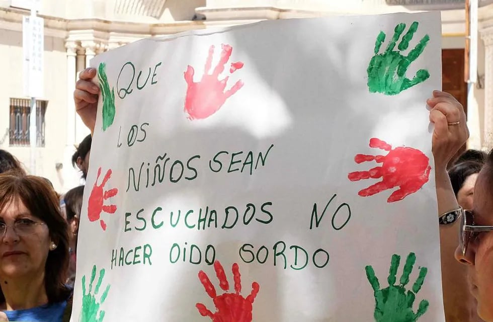 Reclamo. Ayer, ONG y familiares de niños que denunciaron abusos hicieron un abrazo simbólico al edificio de Tribunales, en Río Cuarto, para pedir mayor celeridad en las investigaciones judiciales (LaVoz)